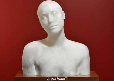 Mary in the Universe - escultura de un busto femenino en alabastro