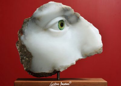 Alexandra Right Green - escultura de un ojo en alabastro y vidrio