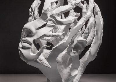 Esperança - escultura de una cabeza femenina en forma de arbol en macryl blanco