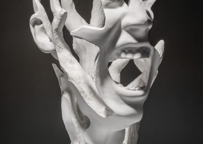 La Força Interior - escultura de una cabeza femenina en forma de arbol en macryl blanco